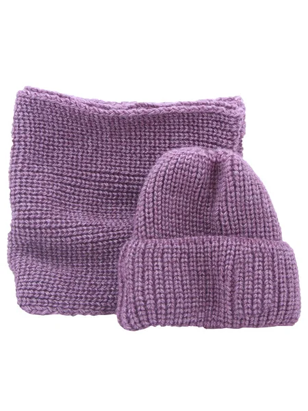 Ropa de punto hecha a mano, sombrero de lana y suave Snood púrpura. Ropa abrigada para la temporada de invierno. La vista desde arriba . — Foto de Stock