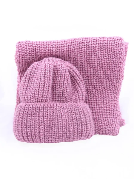 Ropa de punto hecha a mano, sombrero de lana y suave Snood rosa. Ropa abrigada para la temporada de invierno. La vista desde arriba . —  Fotos de Stock