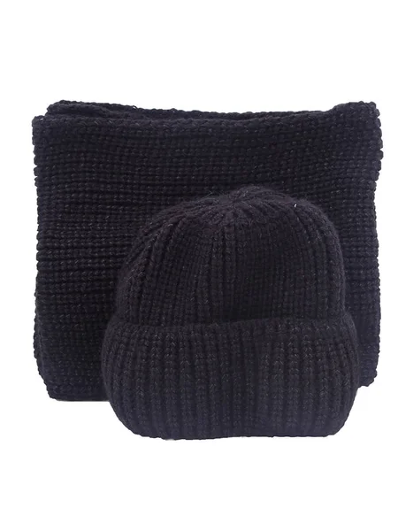 Ropa de punto hecha a mano, sombrero de lana y suave Snood negro. Ropa abrigada para la temporada de invierno. La vista desde arriba . —  Fotos de Stock