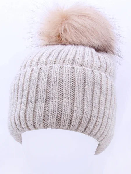 Chapeau tricoté femme isolé sur fond blanc.. chapeau avec pompon. Chapeau beige  . Photos De Stock Libres De Droits