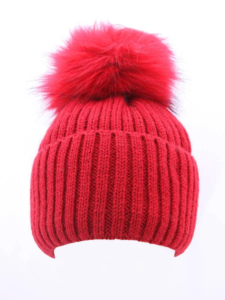 Sombrero de punto rojo con pompón aislado sobre fondo blanco  . Imagen De Stock