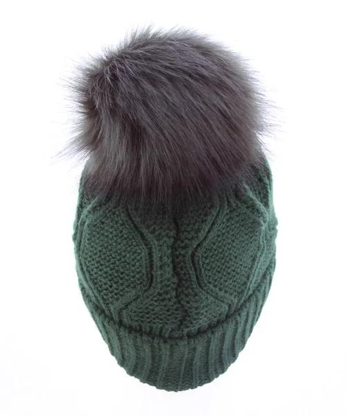 Sombrero gorra de invierno de lana verde con un pompón pompón pom aislado en blanco Fotos De Stock