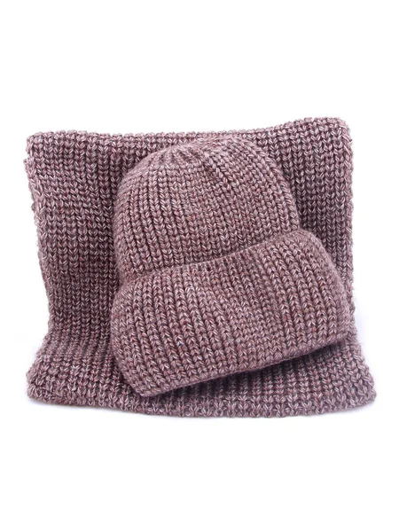 Vêtements tricotés à la main, chapeau en laine et Snood brun doux. Vêtements chauds pour la saison hivernale. La vue du haut . Image En Vente