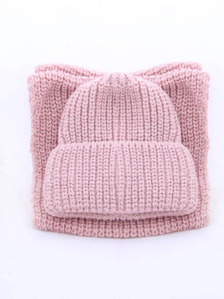 Roupas de malha feitas à mão, chapéu de lã e Snood rosa suave. Roupas quentes para a temporada de inverno. A vista de cima . Fotos De Bancos De Imagens