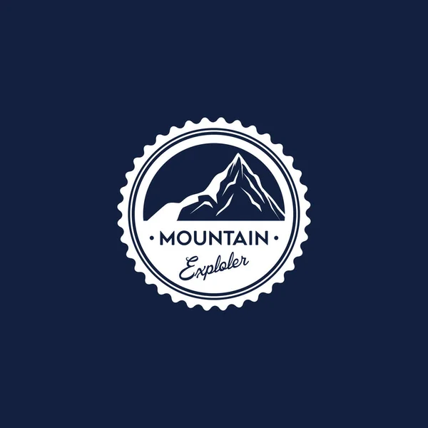 Montagne explorer les conceptions de logo, modèle de logo de badge — Image vectorielle