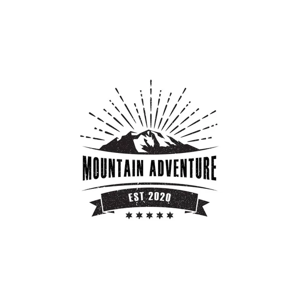 Conception de logo d'aventure de montagne rustique, illustration vectorielle de logo de montagne rétro — Image vectorielle