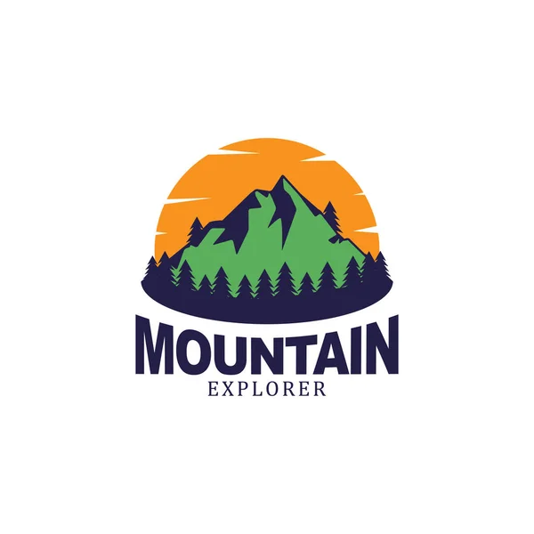 Закат красоты в дизайне логотипа с видом на горы, векторная иллюстрация логотипа исследователя гор — стоковый вектор