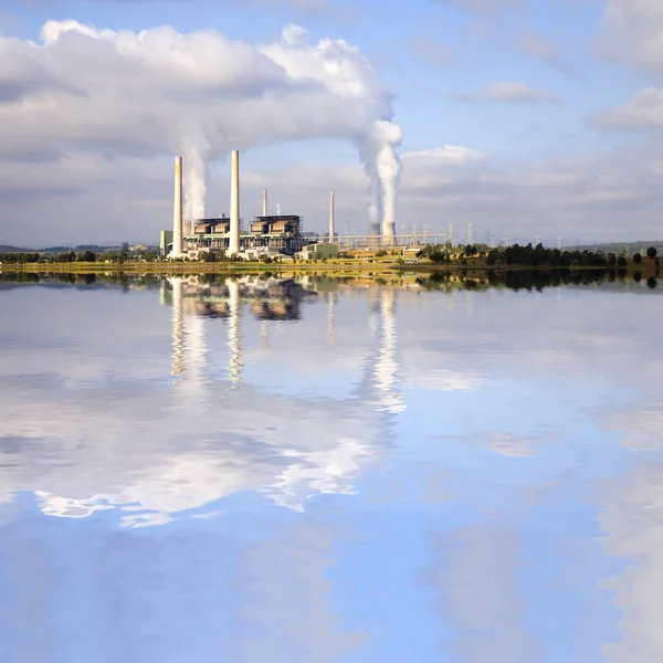 Central eléctrica junto al lago — Foto de Stock