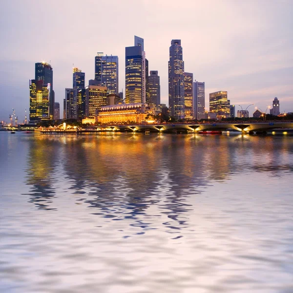 シンガポールのスカイラインとトワイライトでの反射 — ストック写真