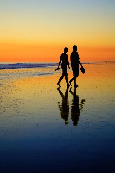 Jeune couple sur la plage romantique au coucher du soleil — Photo