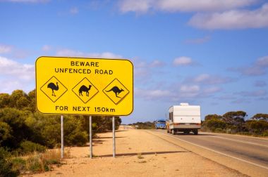 Avustralya Nullarbor düz ünlü işareti ve karavan