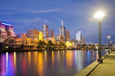 Melbourne silüeti alacakaranlıkta