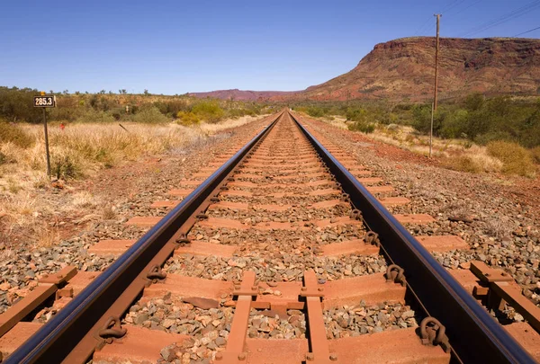 Outback Ferrocarril Pista y Monte Sin Nombre —  Fotos de Stock