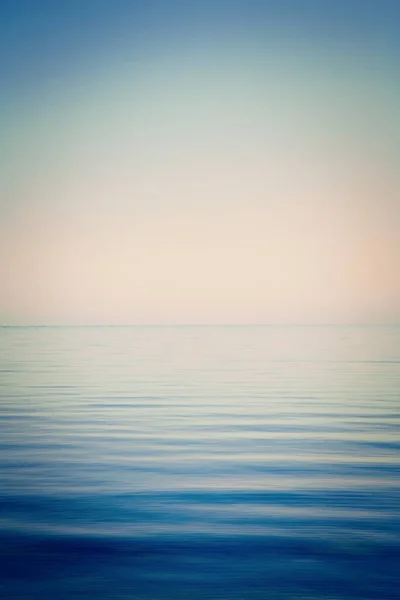 Deniz ve gökyüzü arka plan çok sakin — Stok fotoğraf