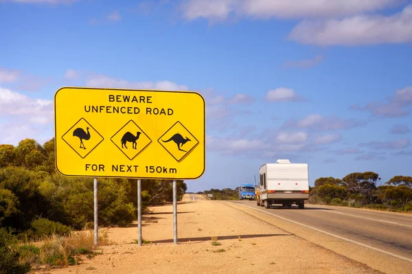 Austrálie Nullarbor Plain slavné znamení a Caravan — Stock fotografie