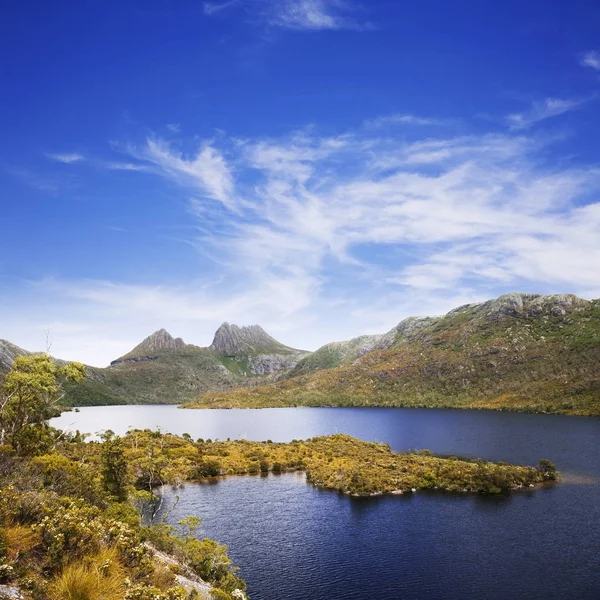 Cradle Mountain ve göl güvercin