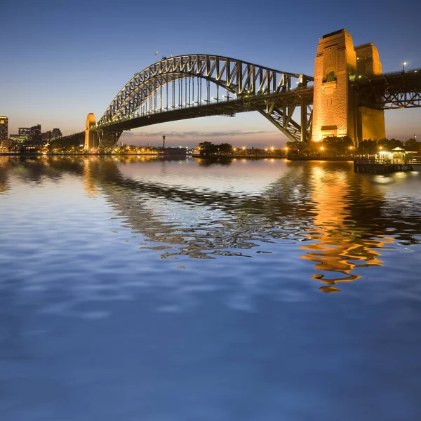 Sydney Harbour Bridge alacakaranlıkta — Stok fotoğraf