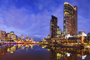 Melbourbe manzarası ve Yarra Nehri Twilight Meydanı