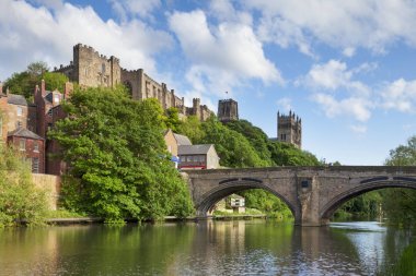 Durham Kalesi ve katedral Framwellgate köprü İngiltere'de