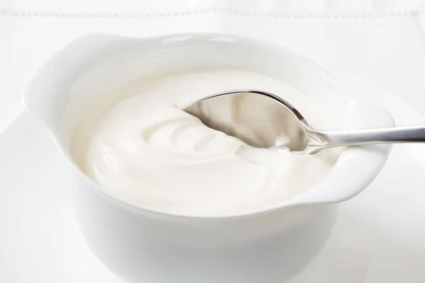 Řecký jogurt na bílém — Stock fotografie
