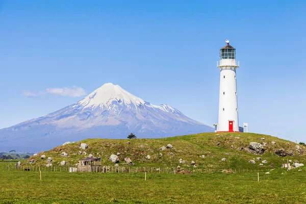 Cape Egmont Lighthouse and Taranaki — Stock Photo, Image