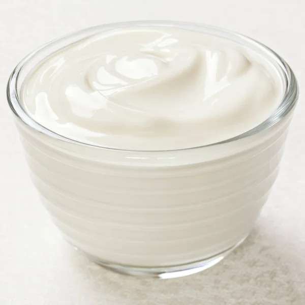 Йогурт на белом фоне — стоковое фото