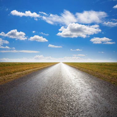 Çöl yol ve dramatik gökyüzü