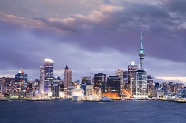 Yeni Zelanda Auckland manzarası Twilight dramatik gökyüzü