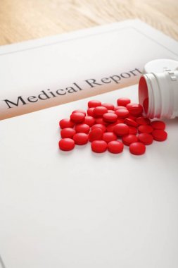 Tıbbi rapor kırmızı tabletler ve Pill şişe
