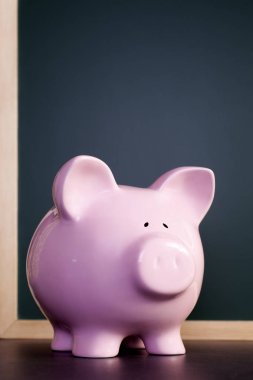 Kumbara ve yazı tahtası