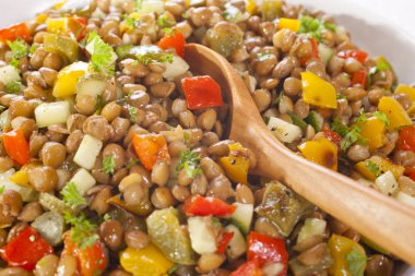 Mercimek salatası ve kaşık