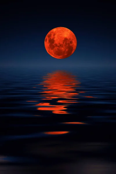 Luna di sangue riflessa nell'acqua — Foto Stock