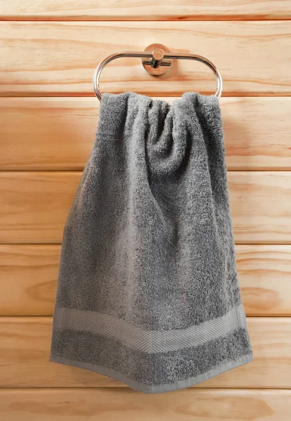 Toalha de mão cinza no anel de toalha — Fotografia de Stock