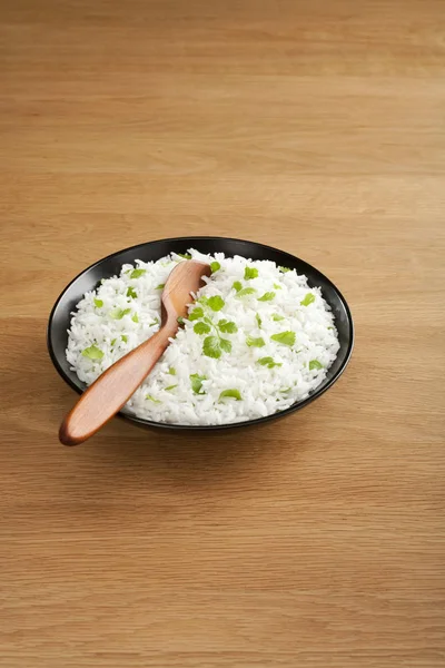 Kişniş ve ahşap yüzey kaşık ile Basmati pirinç — Stok fotoğraf