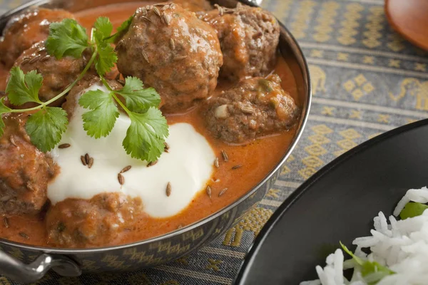 Würzige indische Frikadelle oder Kofta Curry Mahlzeit — Stockfoto