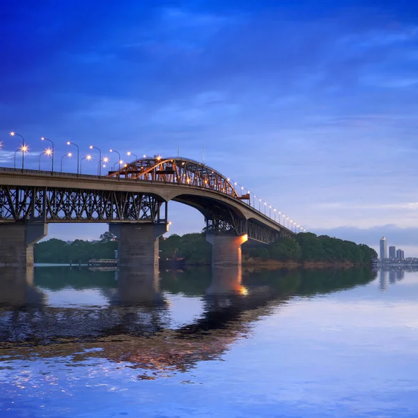 Nový Zéland Auckland Harbour Bridge v soumraku — Stock fotografie