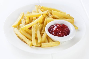 Kızarmış patates ve ketçap.