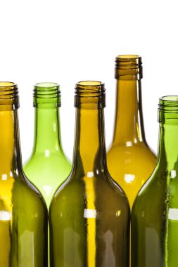 boş bardak şarap şişeleri