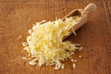 Ahşap üzerine rendelenmiş peynir