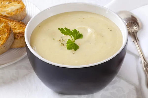 Цветная и картофельный суп — стоковое фото