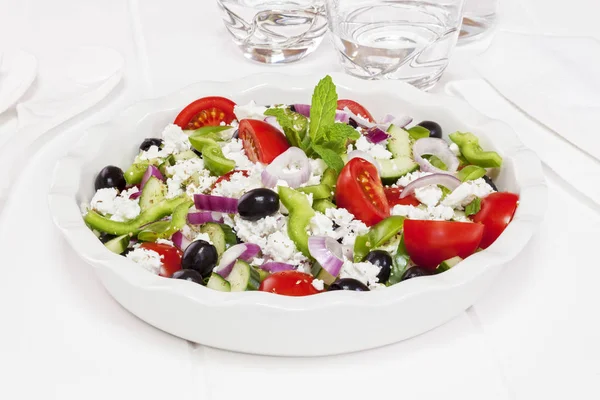 Beyaz zemin üzerine Yunan salatası — Stok fotoğraf