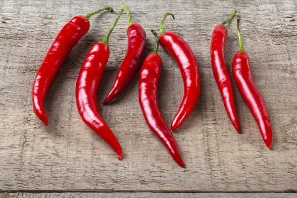 Czerwone chilli na tle rustykalnym — Zdjęcie stockowe