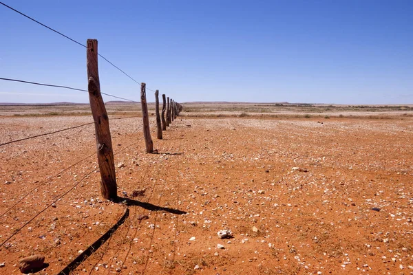 Fenceline in de Outback Australië — Stockfoto