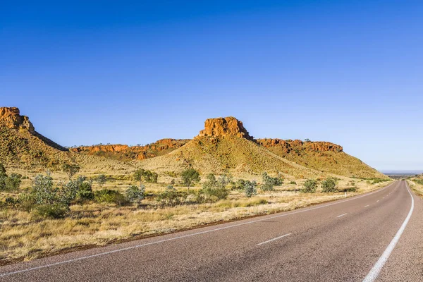 Dlouhá cesta v Kimberley zakřivení kolem Mesa — Stock fotografie