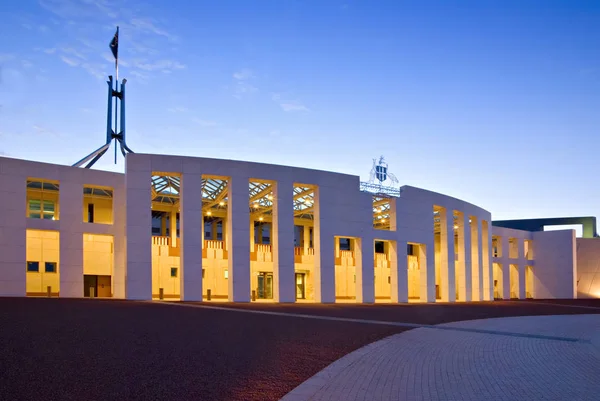 Canberra Parlamento Binası alacakaranlıkta — Stok fotoğraf