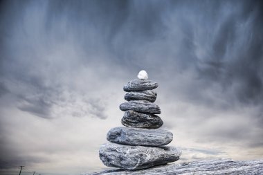 Cairn ve fırtınalı gökyüzü