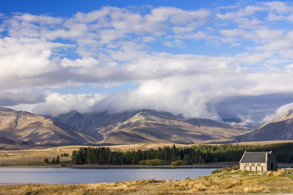 Lake Tekapo ve Good Shepherd Kilisesi — Stok fotoğraf