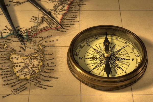 Старая карта Австралии с компасом — стоковое фото