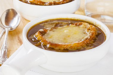 Fransız soğan çorbası ışık arka plan üzerinde