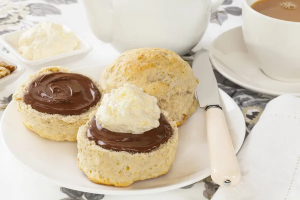 Scone avec tartinade au chocolat et crème — Photo